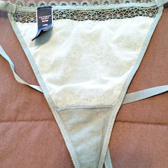 Victoria’s Secret Large V-Strings - Picture 8 of 9